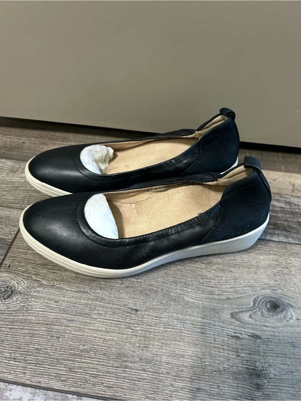 Vionic Jacey slip-on wedge shoes Black with White soles